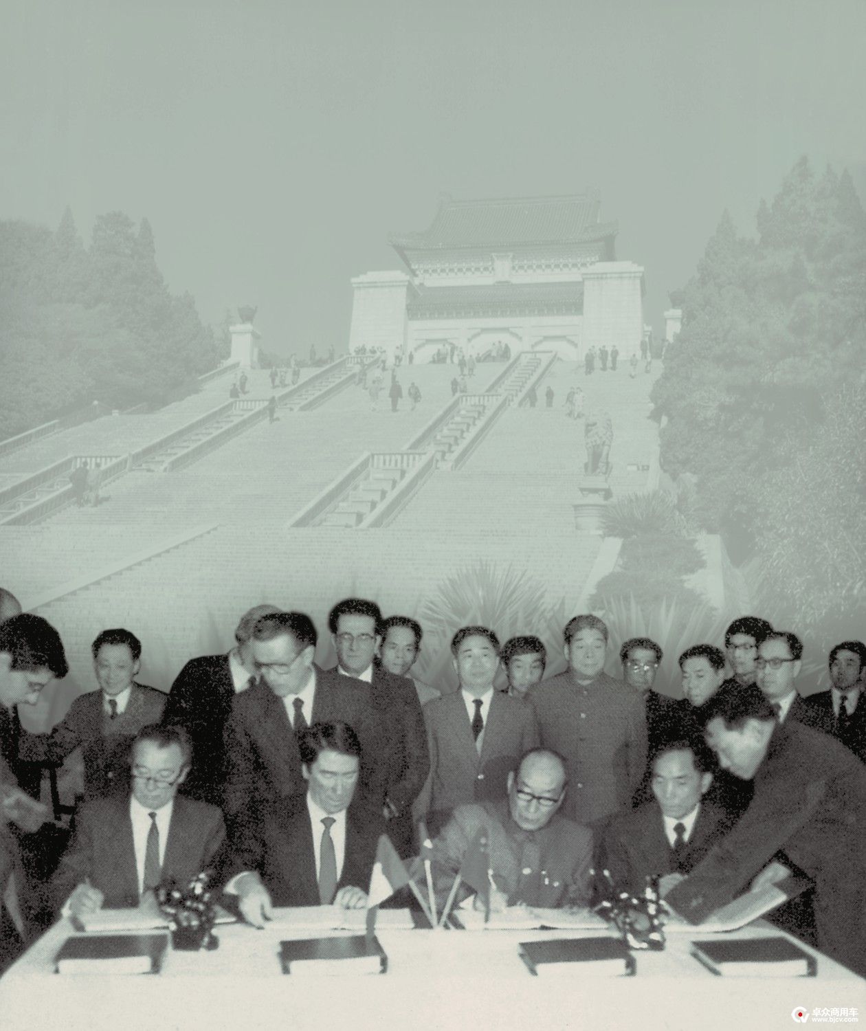 图1：1985年3月27日，南京汽车制造厂与意大利菲亚特集团依维柯公司《关于生产轻型汽车许可证转让和技术合作项目协议书》在南京饭店签署。.jpg