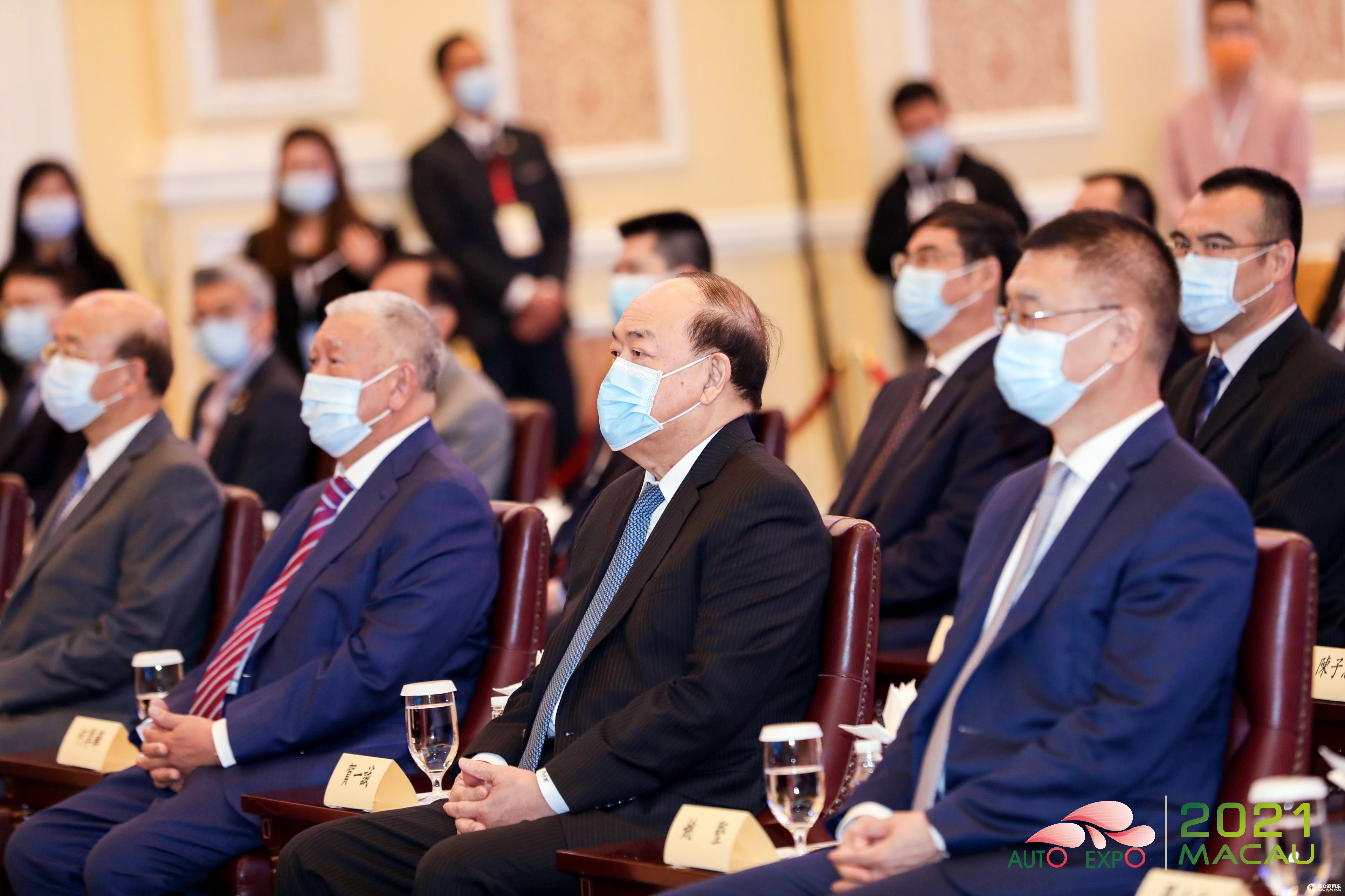 uploads/1113/163677222142904550.jpg 澳门特别行政区行政长官贺一诚(右2),全国政协副主席何厚铧(左2).jpg