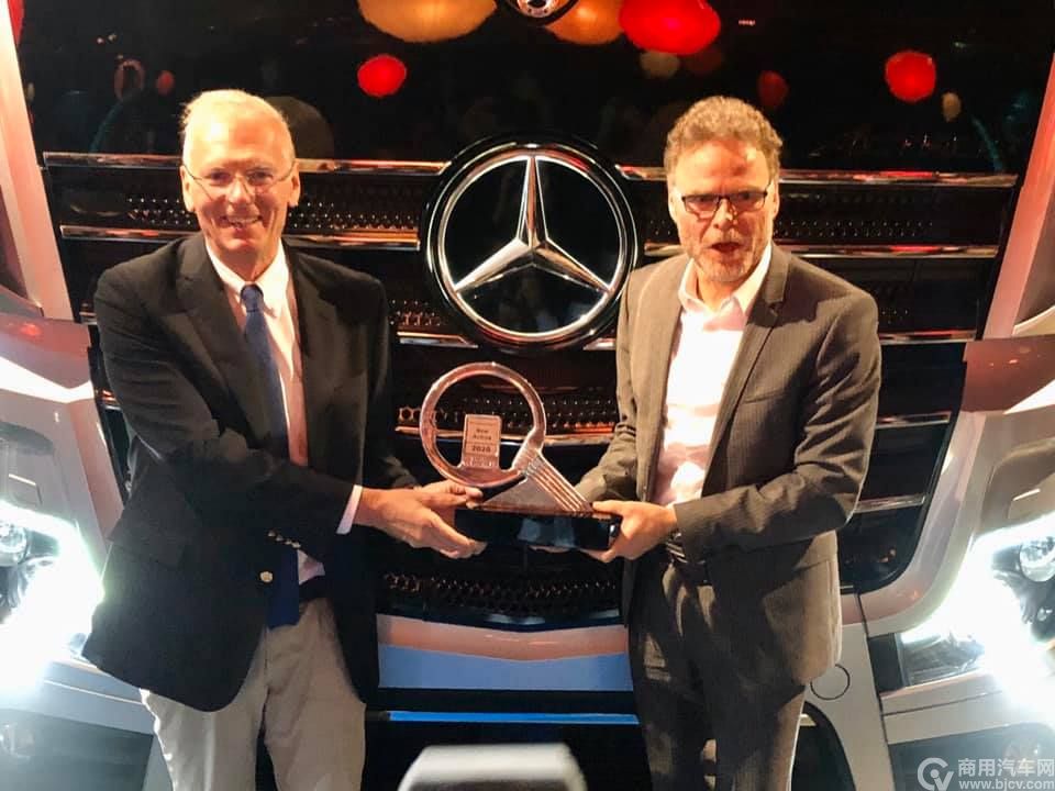 uploads/1121/1574318104113314424.jpg 颁奖.jpg