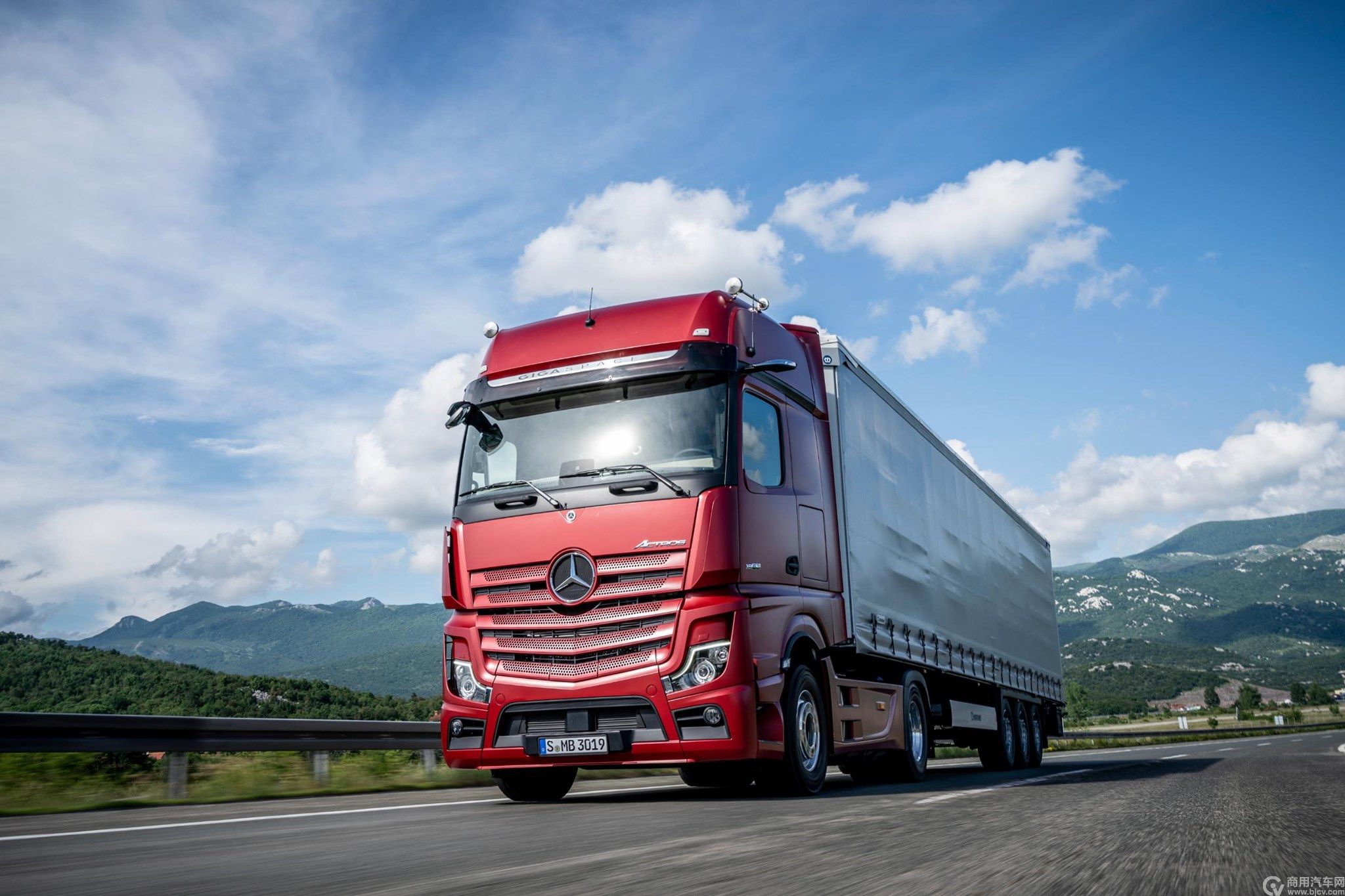 uploads/1121/15743194484376576.jpg 奔驰.jpg