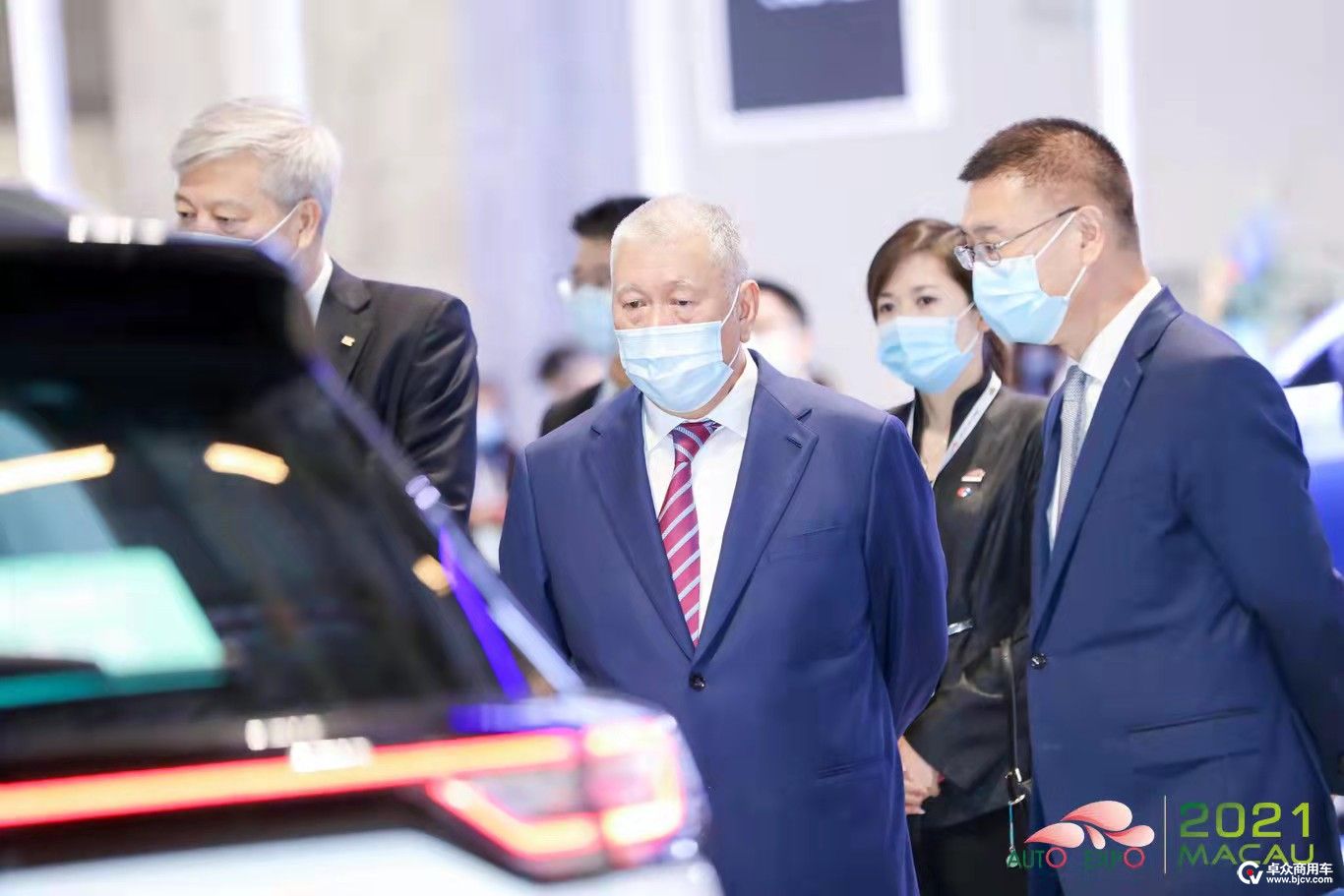 uploads/1113/163677273434278388.jpg 嘉宾观展.jpg