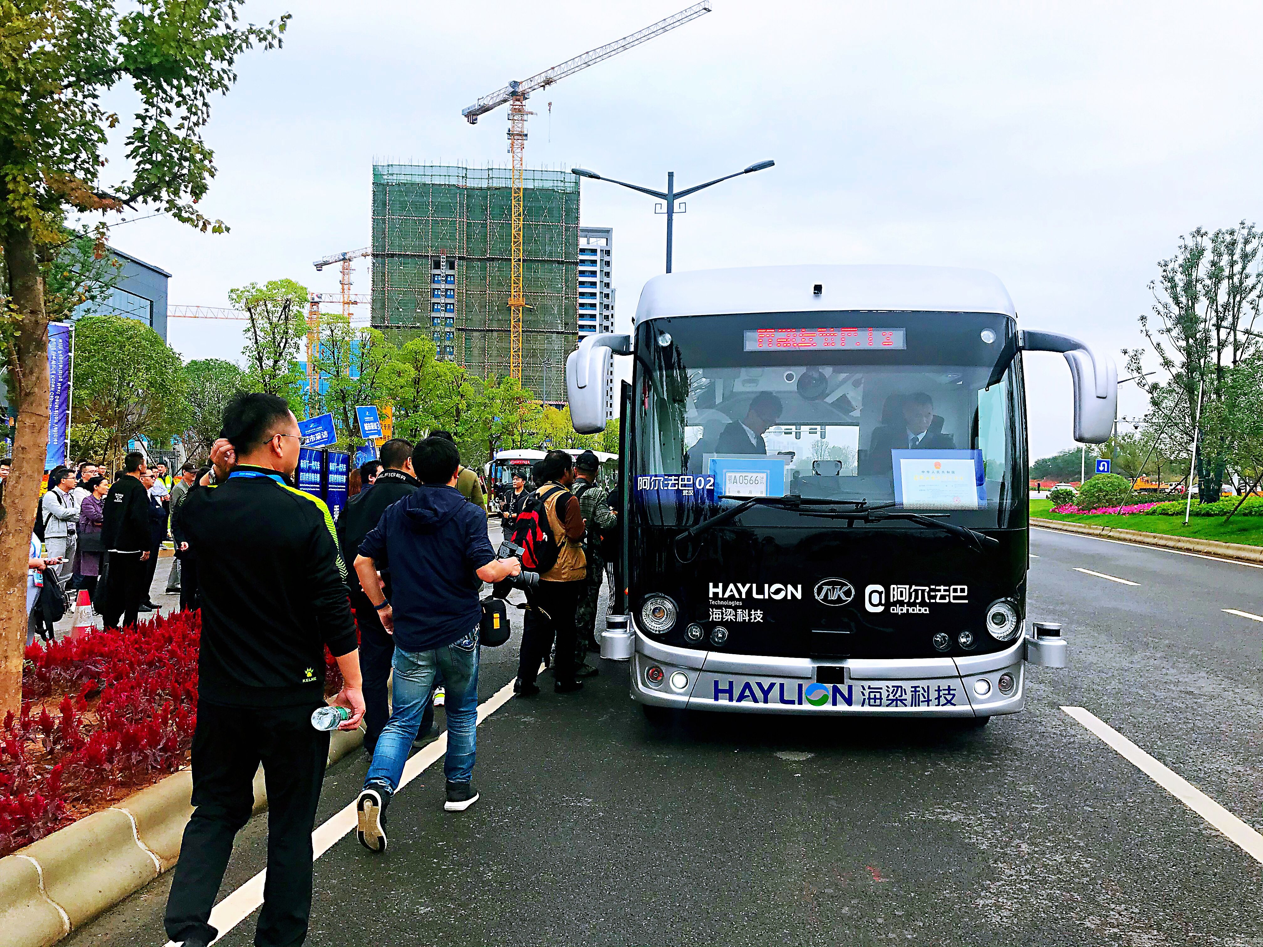 百名中外媒体体验安凯智能驾驶客车.jpg