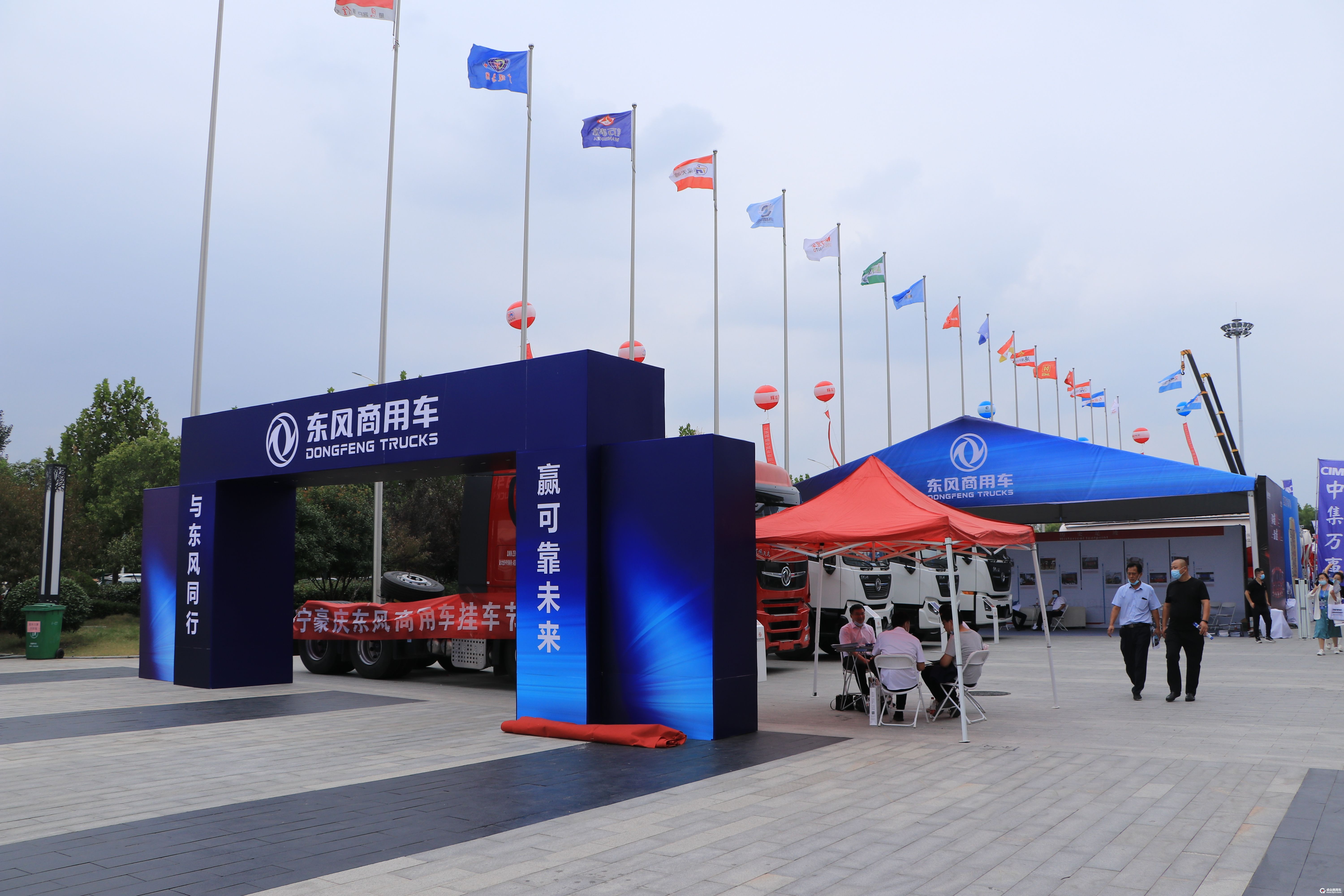 东风商用车展台.jpg