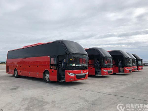 等待通关的中通客车