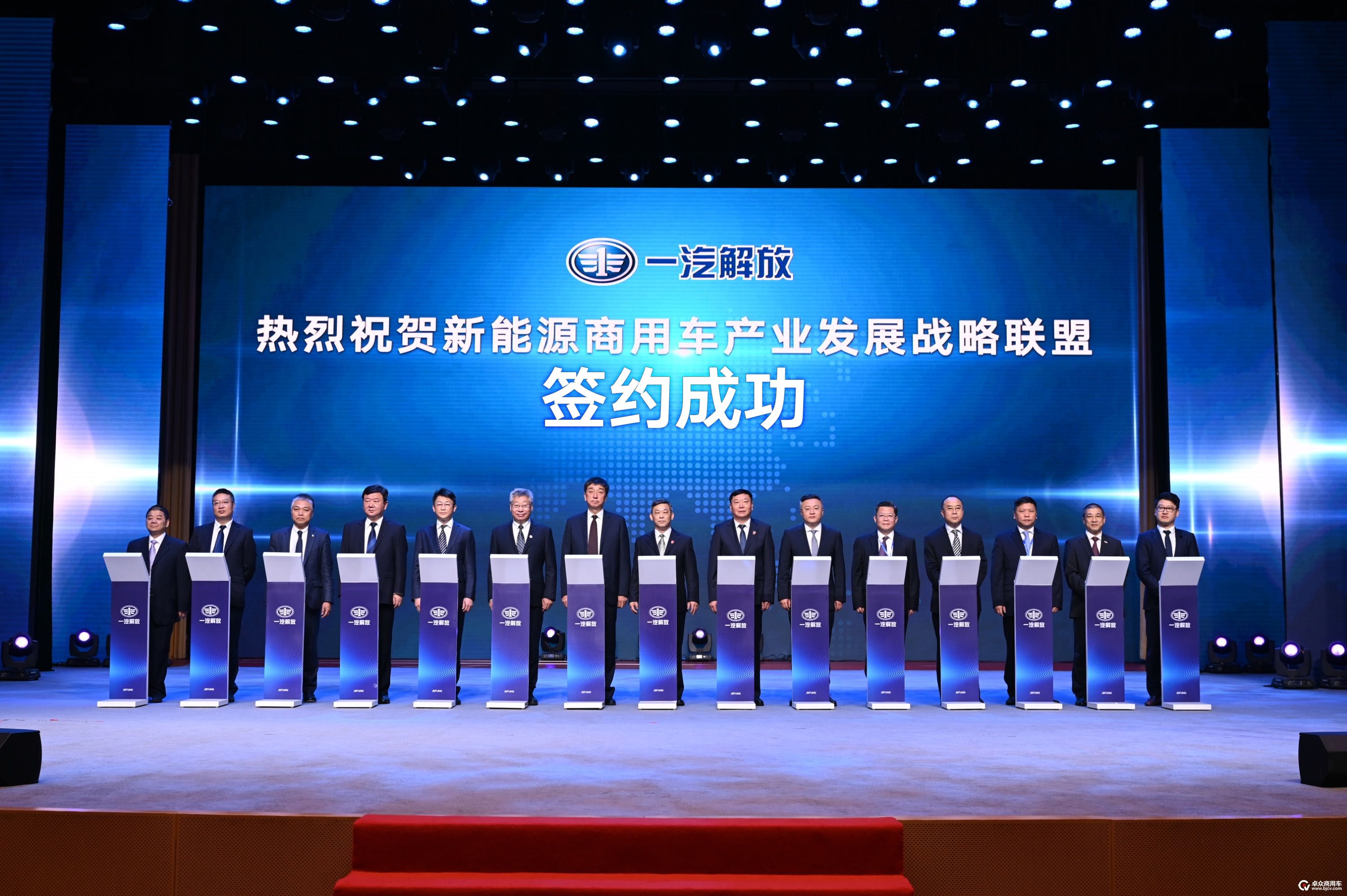 10-战略签约.jpg