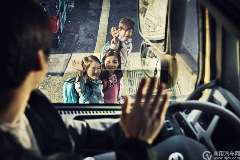 配图二：55%的中国受访者认为维护道路安全是各方共同的责任.jpg