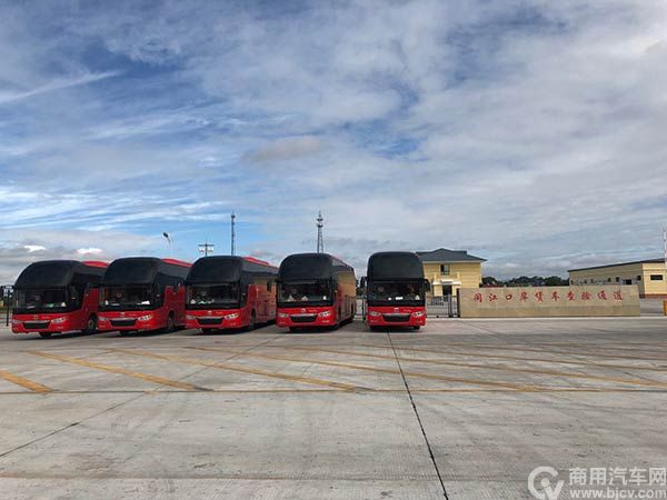 等待通关的中通客车