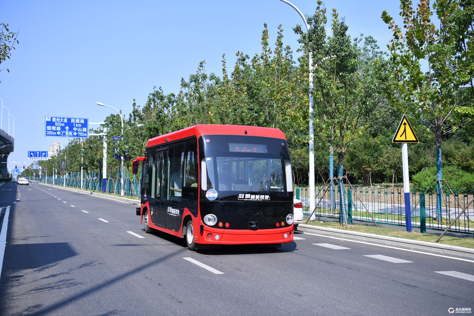 安凯无人驾驶客车行驶在市区开放道路上.jpg