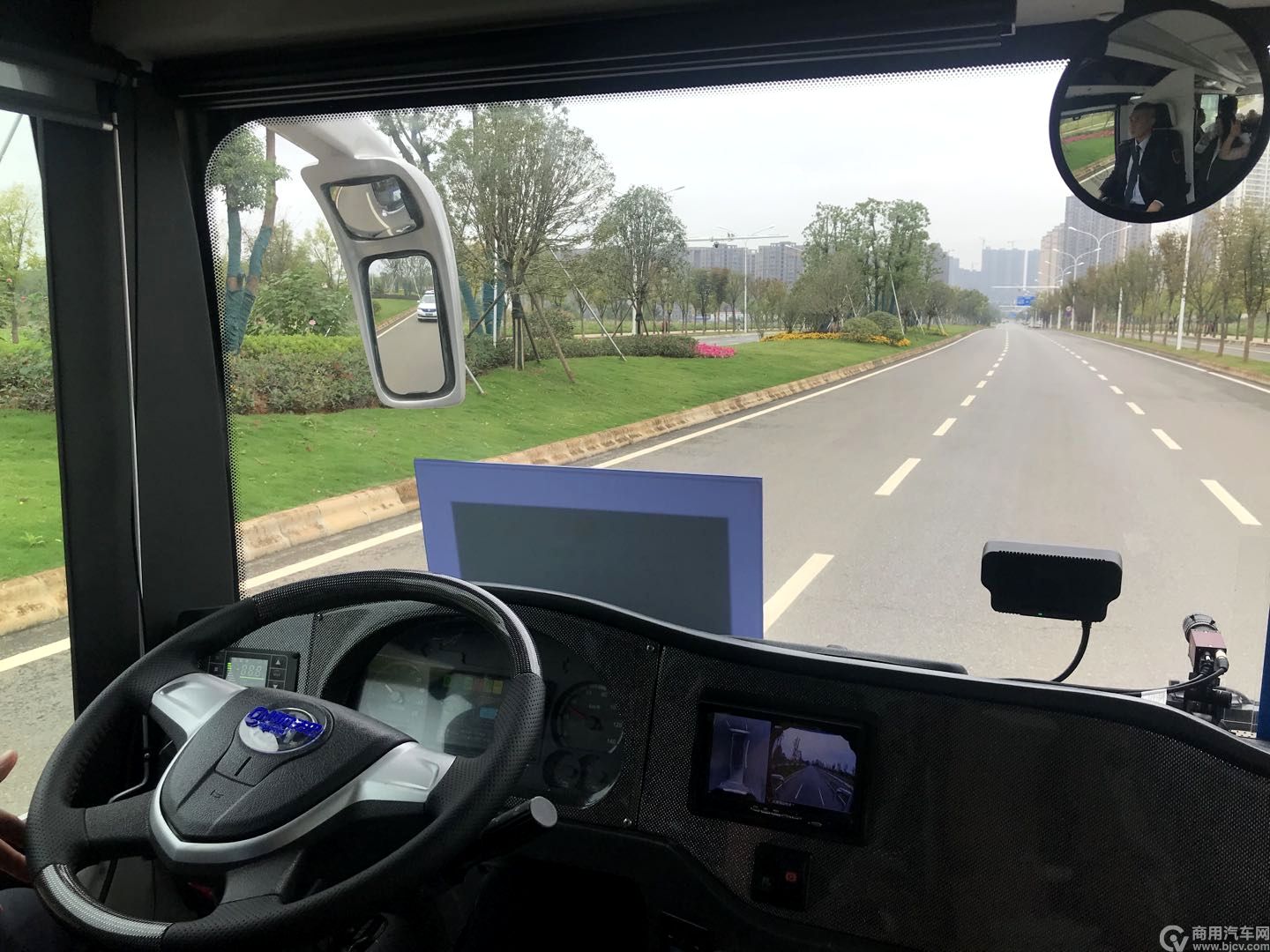 安凯智能驾驶客车行驶在开放道路上.jpg