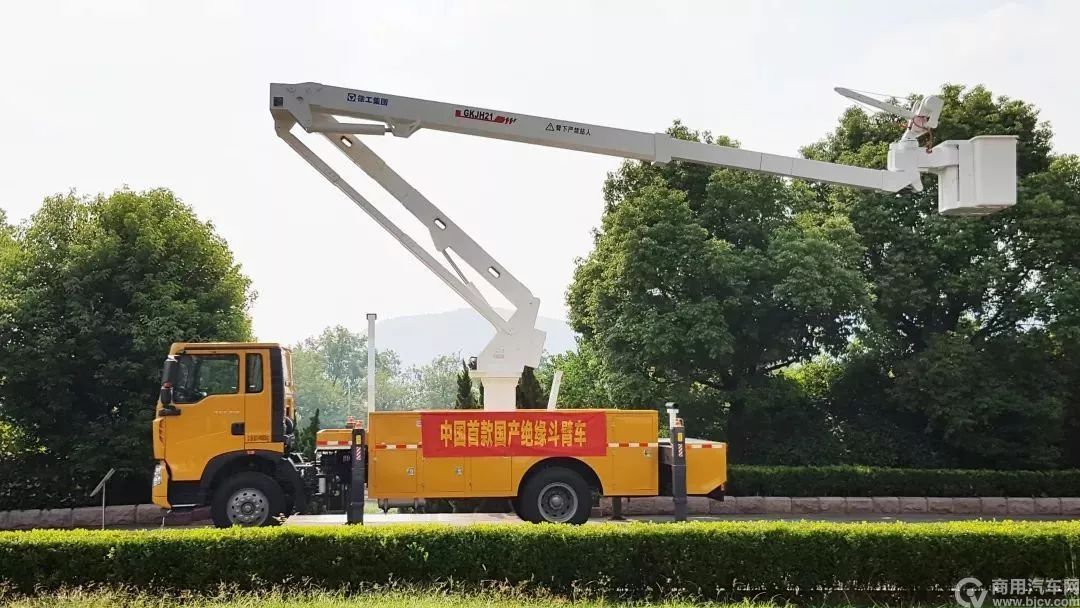 中国重汽高空带电作业车.jpg